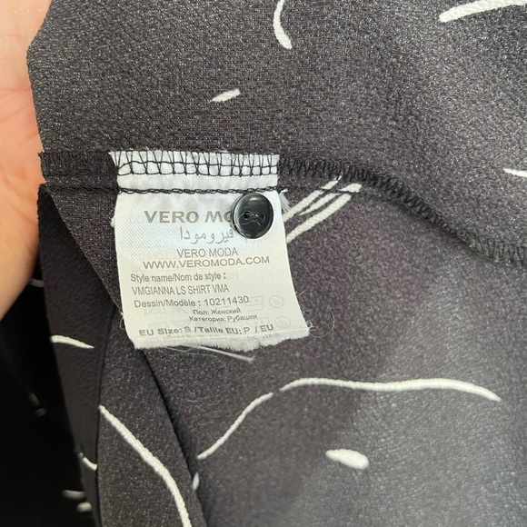 Aware by vero mode Black and White Women's Blouse size small - Picture 4 of 5